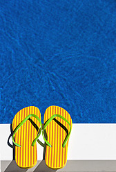 Österreich, Linz, Gestreifte Flip-Flop-Sandalen im Schwimmbad - EJWF000085