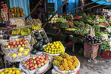 Indien, Uttarakhand, Haridwar, Verschiedene Früchte und Gemüse auf dem Markt - FOF004264