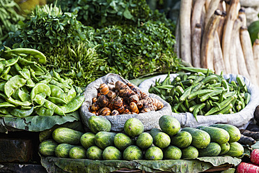 Indien, Uttarakhand, Haridwar, Verschiedene Gemüse auf dem Markt - FOF004263
