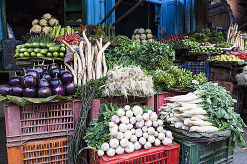Indien, Uttarakhand, Haridwar, Verschiedene Gemüsesorten auf dem Markt - FOF004260