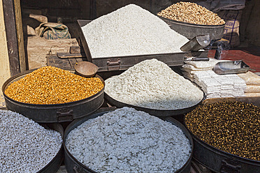 India, Uttarakhand, Rishikesh, Chick pea and wheat bran in basket - FOF004267