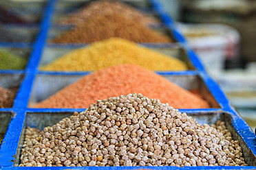 India, Uttarakhand, Rishikesh, Various lentils in box, close up - FOF004274