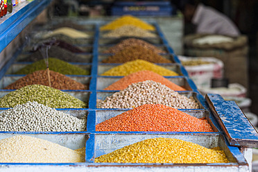 India, Uttarakhand, Rishikesh, Various lentils in box, close up - FOF004275