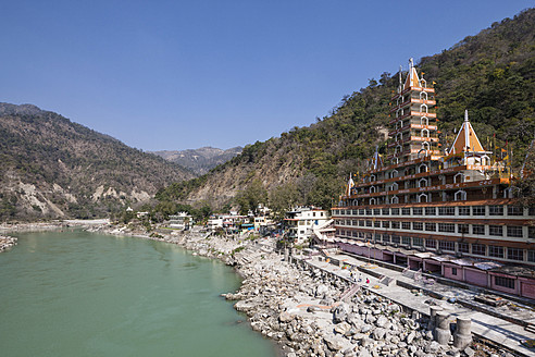 Indien, Uttarakhand, Rishikesh, Blick auf den Swarg Niwas-Tempel am Ganges - FOF004279