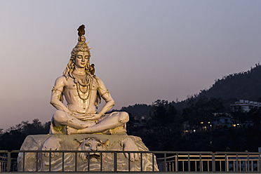 Indien, Uttarakhand, Rishikesh, Lord Shiva Statue am Ganges - FOF004288