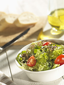 Gemischter Salat mit Brot und Olivenöl auf dem Tisch - CHF000005