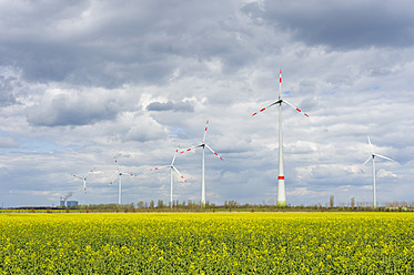 Germany, Saxony, Wind turbine in wind farm - MJF000124