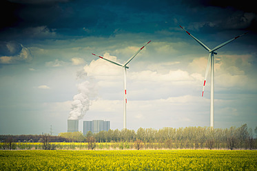 Deutschland, Sachsen, Windkraftanlage mit Kohlekraftwerk im Windpark - MJF000125