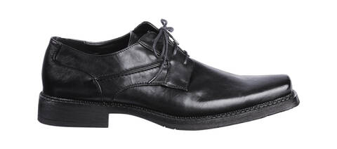 Schwarzes Schuhwerk auf weißem Hintergrund, Nahaufnahme, lizenzfreies Stockfoto