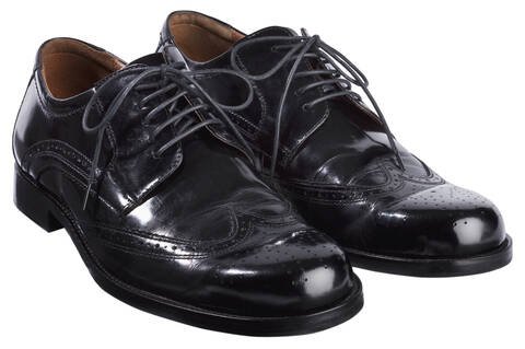 Schwarzes Schuhwerk auf weißem Hintergrund, Nahaufnahme, lizenzfreies Stockfoto