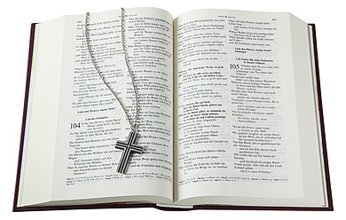 Bibel mit Kreuz Halskette auf weißem Hintergrund, Nahaufnahme - WBF001633