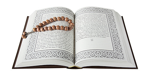 Koran mit Gebetsperlen auf weißem Hintergrund, Nahaufnahme - WBF001635
