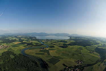 Deutschland, Bayern, Blick auf Weidelandschaft und Chiemsee - GNF001240