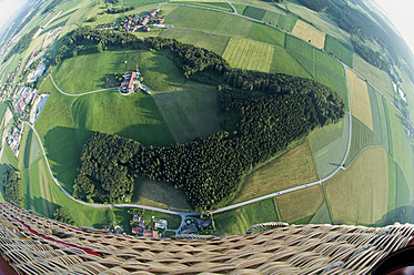 Deutschland, Bayern, Blick auf Heißluftballon über Weidelandschaft - GNF001237