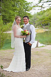 USA, Texas, Braut und Bräutigam lächelnd, Porträt - ABAF000261