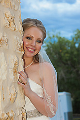 USA, Texas, Junge Braut lächelnd, Porträt - ABAF000249