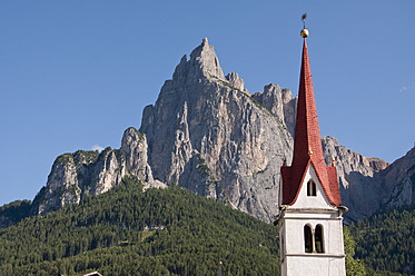 Italien, Südtirol, Blick von Seis zur Santner Spitze mit Kirchturm im Vordergrund im Trentino - UMF000449