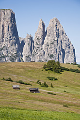 Italy, Alpine huts in front of Santner Spitze at South Tyrol - UMF000444