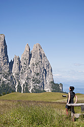 Italien, Mittlere erwachsene Frau mit Blick auf den Schlern in Südtirol - UMF000440