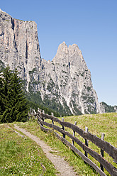 Italien, Blick von der Seiser Alm zum Schlern und zur Santner Spitze in Südtirol - UMF000438