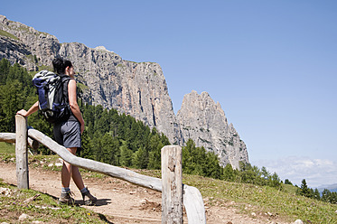 Italien, Mittlere erwachsene Frau mit Blick auf den Schlern in Südtirol - UMF000437