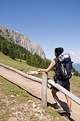 Italien, Mittlere erwachsene Frau mit Blick auf den Schlern in Südtirol - UMF000436