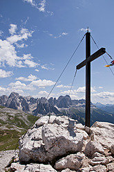 Italien, Südtirol, Berggipfel mit Kreuz auf dem Petz, im Hintergrund Rosengarten in Südtirol - UMF000433