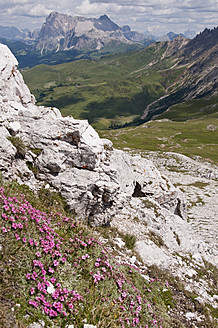 Italien, Blick vom Gipfel des Petz auf Langkofel, Plattkofel und Seiser Alm in Südtirol - UMF000432