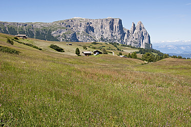 Italien, Alm in Richtung Schlern und Santner Spitze in Südtirol - UMF000426