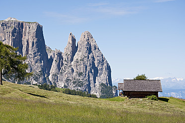 Italien, Alm in Richtung Schlern und Santner Spitze in Südtirol - UMF000423