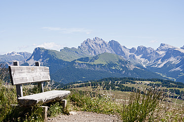 Italien, Bank am Wanderweg auf der Seiser Alm in Südtirol - UMF000421