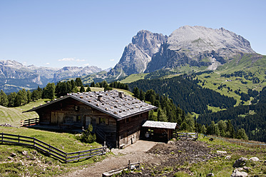 Italien, Blick auf Langkofel und Plattkofel in Südtirol - UMF000417