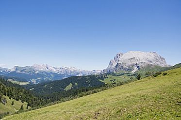 Italien, Blick auf Langkofel, Plattkofel und Dolomiten in Südtirol - UMF000416