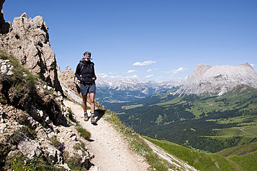 Italien, Mittlere erwachsene Frau beim Wandern auf der Rosszahnscharte in Südtirol - UMF000410