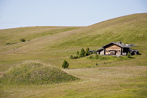 Italien, Blick auf Seiser Alm, Almwiese und Almhütte in Südtirol - UMF000405