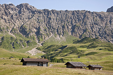 Italien, Blick auf Seiser Alm, Almwiese und Almhütten, im Hintergrund der Roterdspitz in Südtirol - UMF000402