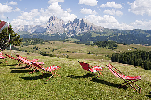 Italien, Südtirol, Liegestühle auf Almwiese in Richtung Langkofel und Plattkofel - UMF000395