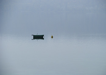 Deutschland, Blick auf ein Boot auf dem nebligen Bodensee - MBOF000005