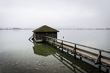 Deutschland, Bayern, Blick auf den Kochelsee - MBOF000007