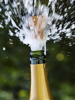 Geöffnete Champagnerflasche mit fliegendem Korken - EJWF000094