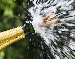 Geöffnete Champagnerflasche mit fliegendem Korken - EJWF000096