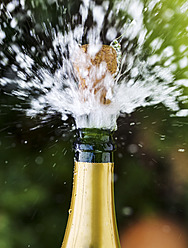 Geöffnete Champagnerflasche mit fliegendem Korken - EJWF000098