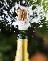 Geöffnete Champagnerflasche mit fliegendem Korken - EJWF000099