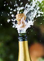 Geöffnete Champagnerflasche mit fliegendem Korken - EJWF000100
