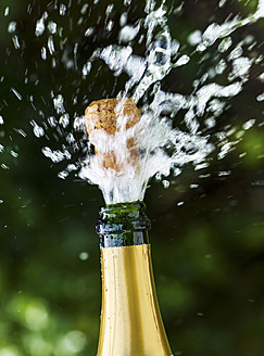 Geöffnete Champagnerflasche mit fliegendem Korken - EJWF000101