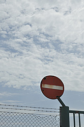 Deutschland, Stacheldraht mit Verkehrsschild - AXF000209