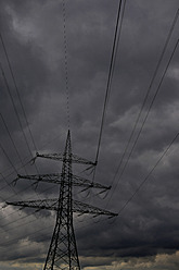 Deutschland, Bayern, Blick auf Strommast mit Freileitung - AXF000238