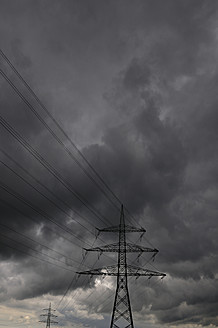 Deutschland, Bayern, Blick auf Strommast mit Freileitung - AXF000240