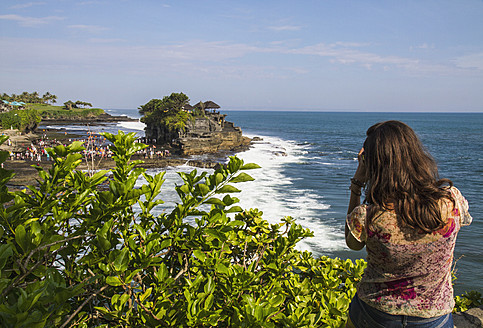 Indonesien, Bali, Tourist im Tanah-Lot-Tempel - MBEF000491