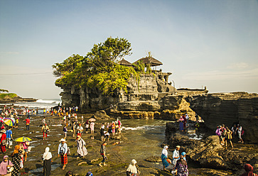 Indonesien, Bali, Touristen im Tanah-Lot-Tempel - MBEF000493